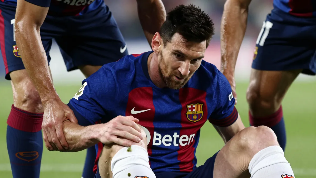 Inquietud en el banquillo: lesión grave amenaza a estrella de Barcelona