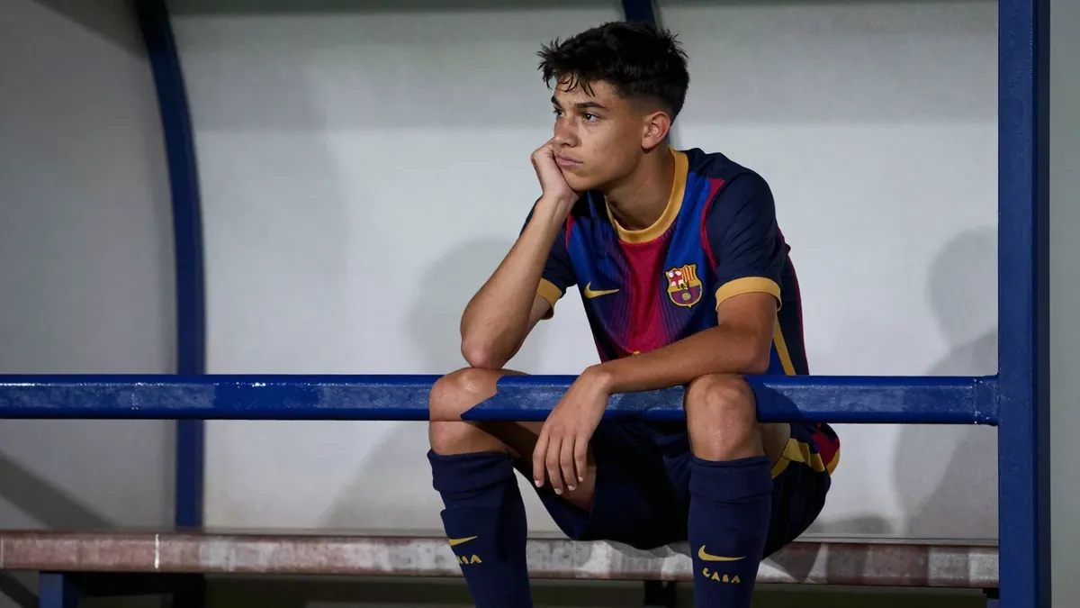 El talento de 15 años del Manchester United, JJ Gabriel, se encuentra en Barcelona para mantener conversaciones sobre un...