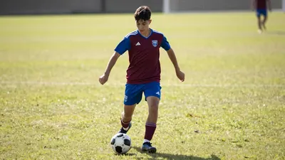 Un informe interno de 2000 revela que un formador del Barcelona consideró que la limitación física de Messi, que medía...
