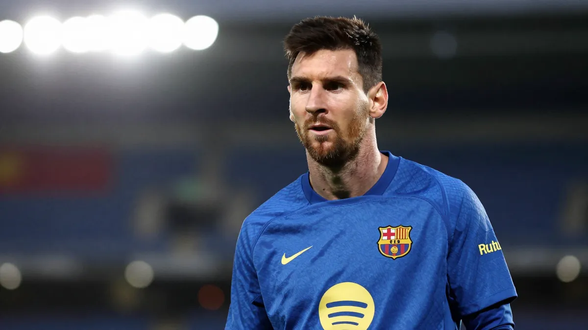 Raphinha joins Barcelona's preseason but faces injury test