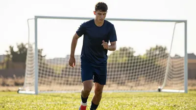 El club catalán, líder de La Liga, trabaja en mejorar los contratos de jóvenes como Marc Bernal, Gerard Martín y Brian...