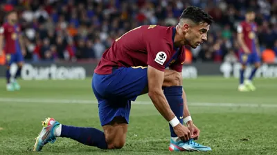 El centrocampista español llegó a la centena de encuentros oficiales en la derrota ante el PSG, consolidándose como una...